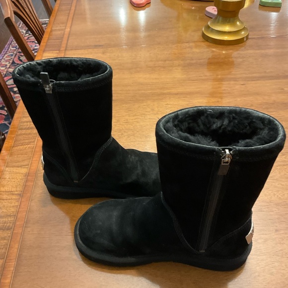 Classic short blk UGG boots sz 6 - Picture 3 of 6